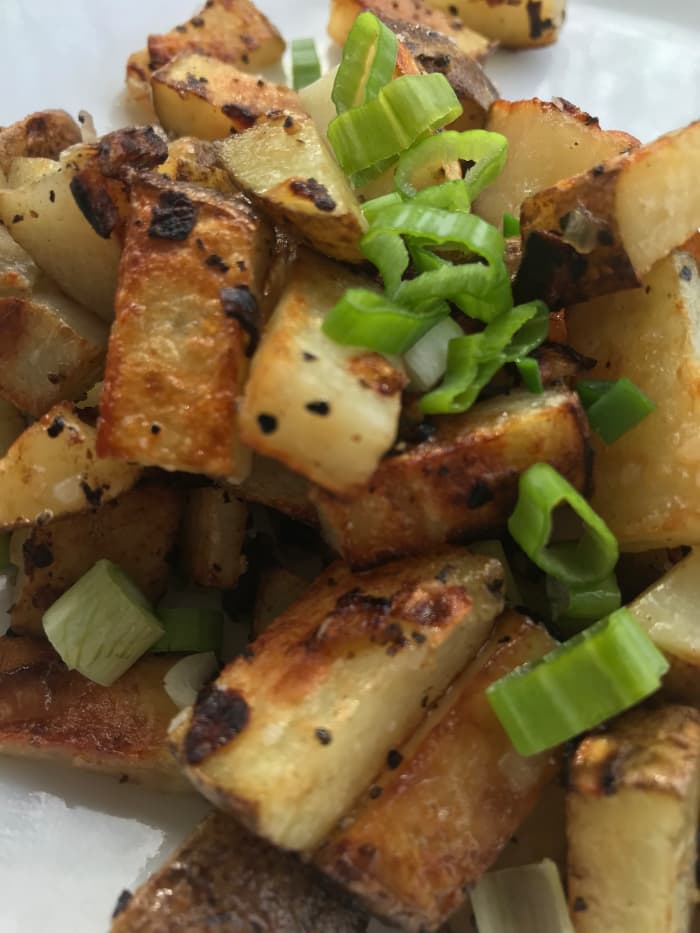 Although they take a few minutes to cook, making homemade crispy hash browns from scratch couldn't be simpler. Only a few ingredients, and crispy exteriors with creamy interiors will make your family happy!