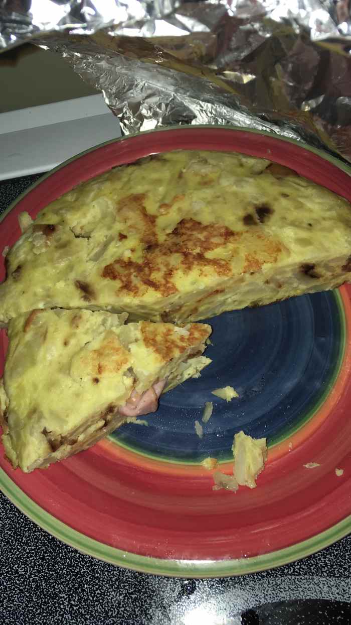 Tortilla de patata rất ngon khi được nhồi giăm bông và phô mai.