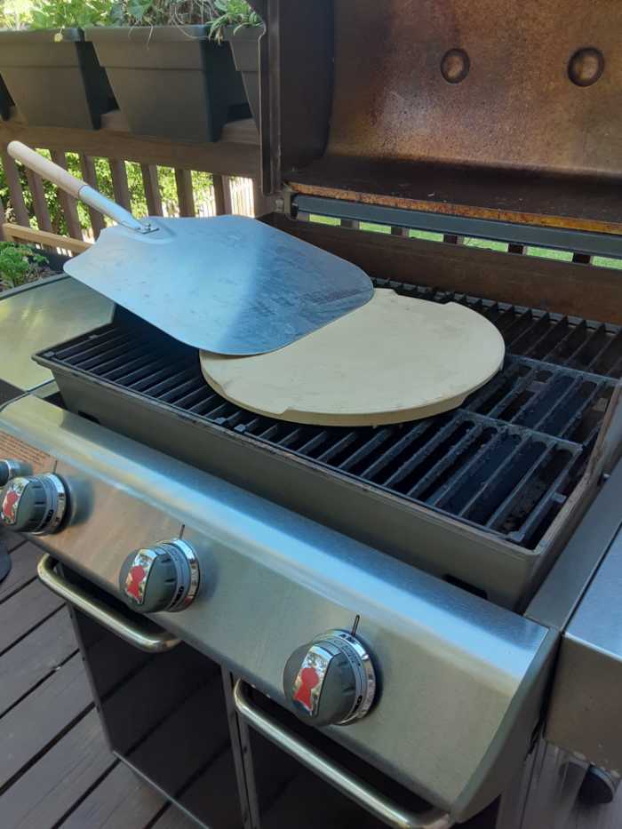 How to Cook Pizza on a Gas BBQ Grill Delishably