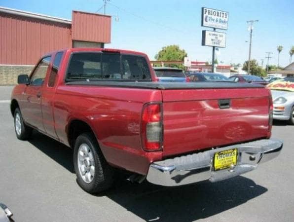 Here is the back tailgate of a 98 to 2000 Nissan Frontier. You can see it does not bulge out like the 01 model does.