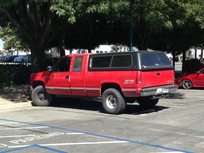 This is a Tundra shell (current body Tundra) on an 88 to 98 Chevy. The fit is not good, too wide and too much front angle.