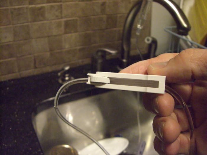 Make sure the little wheel on the flow-control box is pushed all the way to the narrow end (closed position) before you connect the fluid line to the bag.