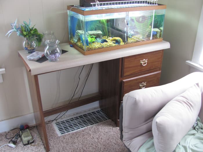 A 20-gallon tank. Notice how the tank is on the side with the drawers where there is more support than on the left.