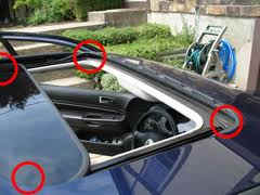 Location of sunroof drains in tray