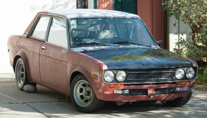 Notice the rocks under the rear wheels-a sign it has no parking brakes, at least not that the owner trusts.