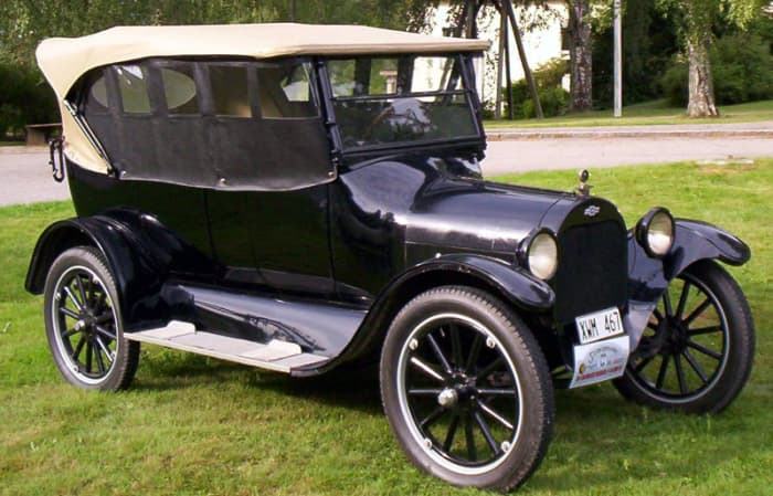 In the early 1920s Chevy challenged Ford's Model "T" on it's own low-cost turf. The Chevy was well made and thrifty and Ford now had some serious competition. 1922 Chevrolet shown.