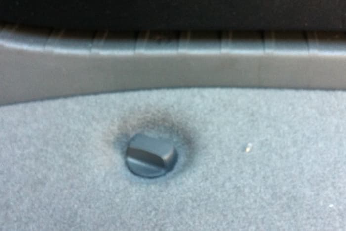 Turn the two tool box locks to 3 o'clock and 9 o'clock. If the arrow points at your closed trunk lid, your tool box lid is locked.