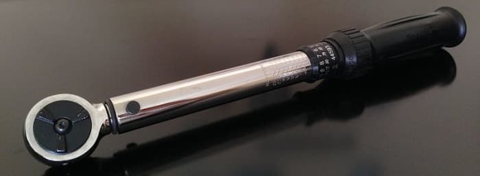 Use a torque wrench to tighten the EGR valve bolts.