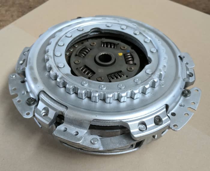 The DQ200 is the first DSG to use a dual dry clutch assembly, rather than a wet clutch.