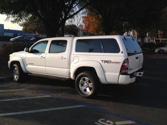 This is a Leer 100XL. It's not much different than the 100XR, except that it has frameless side windows instead of sliders. That back section pops out like a wing window.