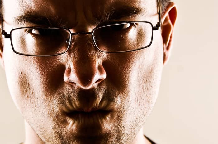 A manager can harm his credibility when he doesn't plan his feedback conversation, issues overly general feedback, or shows a lot of frustration towards the employee.