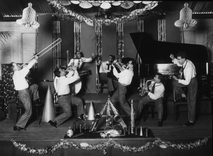 Jazz improvisation is a whole different world of synergy. Look at how the musicians tune into - and play off of - one another!