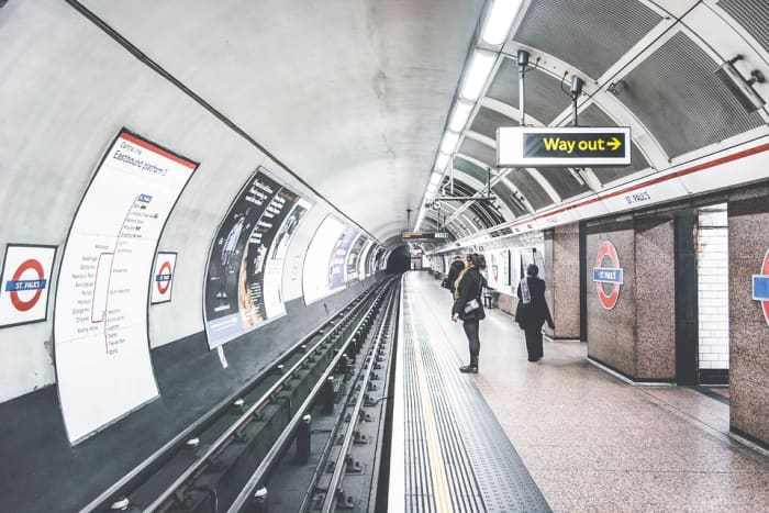 As well as upsides, there are many downsides to living in London, including the exorbitant rent and house prices, and the sheer misery of traveling around at rush hour. The tourists wil also begin to irritate you after a while.
