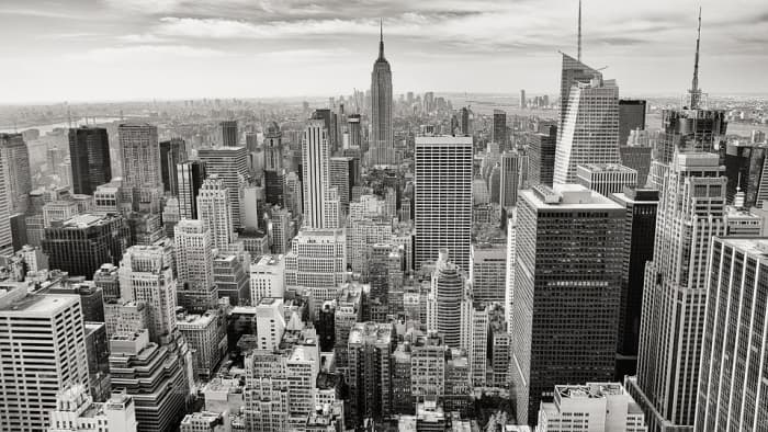 Advantages of living in NYC include lots of job opportunities, and a wide range of restaurants, bars, museums, art galleries and music events. The subway system is a great way to get around this cosmopolitan and generally safe city.