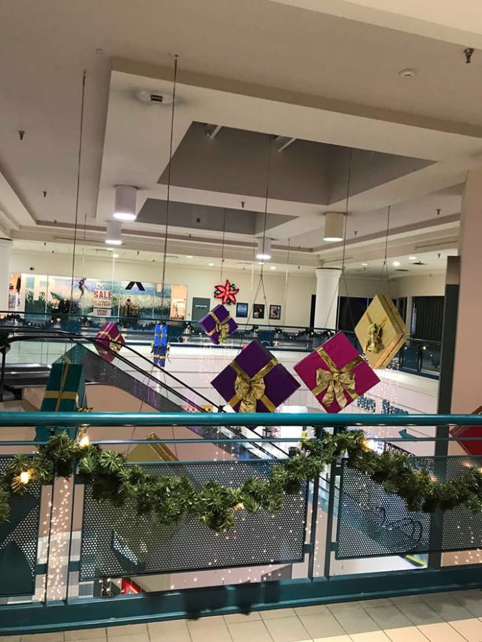 Outlet Mall still uses the same Christmas decorations after 20 years; in the background, you can see the space originally occupied by Mikasa still sits empty.