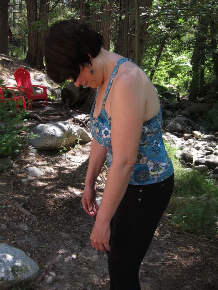 Step 5. Bringing your shoulders forward helps to touch your chin to your chest. If you can't do this, just allow your head to 'hand loose.'