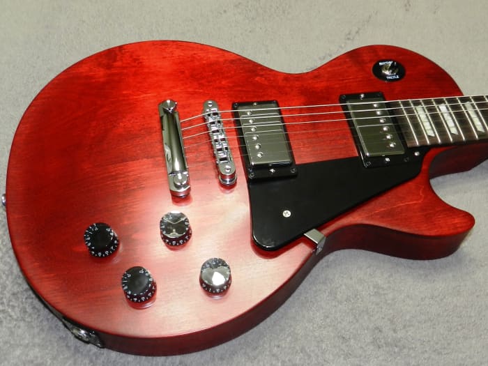 un Gibson Les Paul cu un corp de mahon și gât.