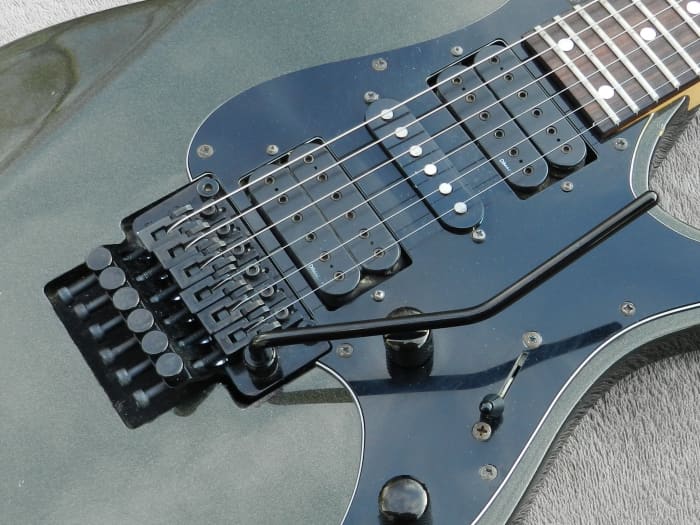 en Floyd Rose Tremolo og hot humbuckers er en del af opskriften på en stor metal guitar.