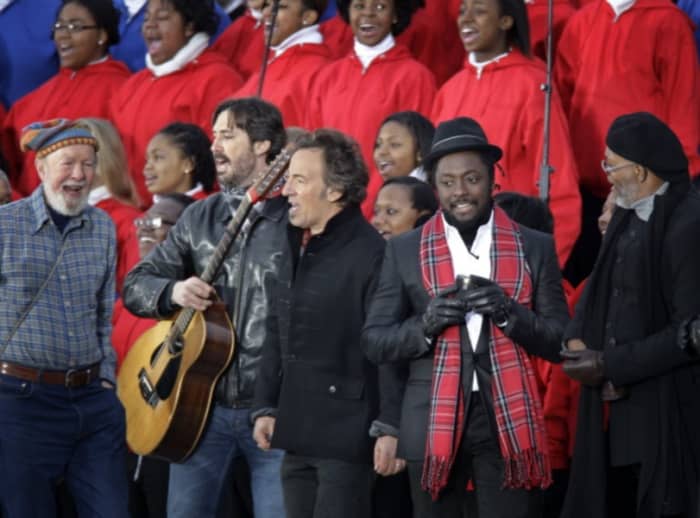 In recent years, troubadour-styled folksingers have been able to gather large crowds, both onstage and off.