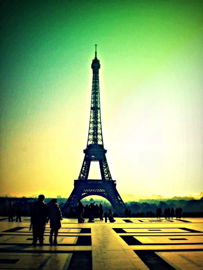Rammstein in Paris: "Oh non je ne regrette rien/Wenn ich ihre Haut verließ -/der Frühling blutet in Paris" He regrets nothing even though when he leaves her skin spring bleeds in Paris.