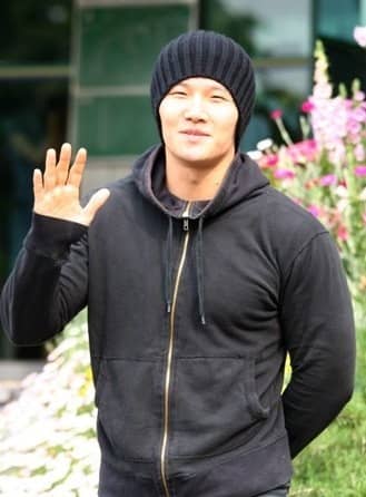 Kim Jong Kook, seen here on the day he was discharged, opted to go for the "public" division and not the more physically demanding "active" division despite being known for being strong and healthy.