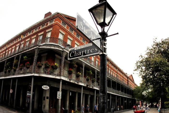 Esquina de la Rue St. Anne y la Rue de Chartres en el Barrio Francés de Nueva Orleans.