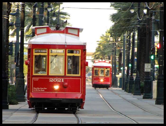 Los tranvías (vehículos ferroviarios eléctricos de época) son una forma económica de ver Nueva Orleans y representan la historia y el romanticismo de la ciudad.