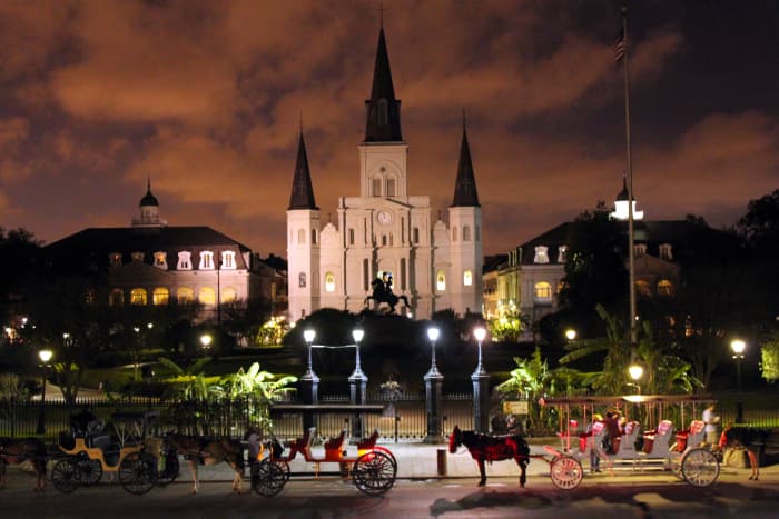 La plaza de Jackson en Nueva Orleans con la catedral de San Luis de fondo. Es la catedral más antigua de Norteamérica, fundada en 1720.