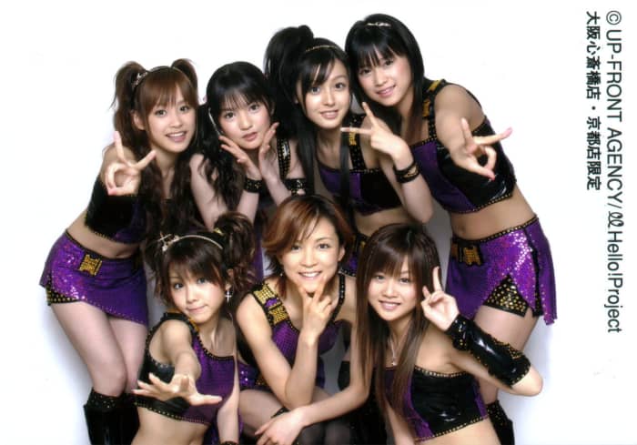 Hitomi Yoshizawa (center) is seen with Reina Tanaka (left) and Risa Niigaki (right) in this large group gathering of Morning Musume members.