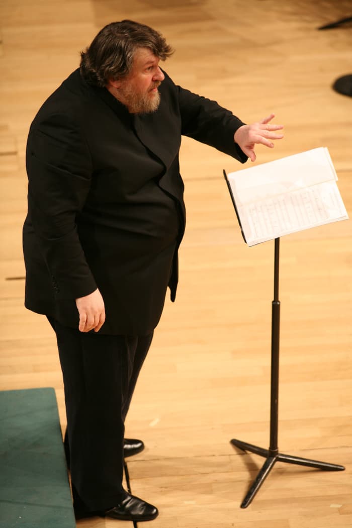 Oliver Knussen 1952–2018. Oliver Knussen in 2008 conducting the Mozart Orchestra.