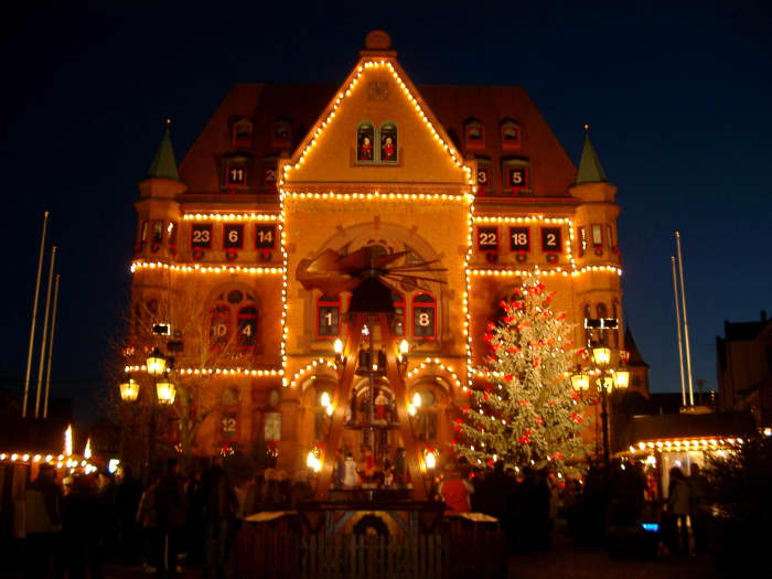The town hall of Hunfeld in Germany becomes a giant Advent calendar when dates are put in each window.