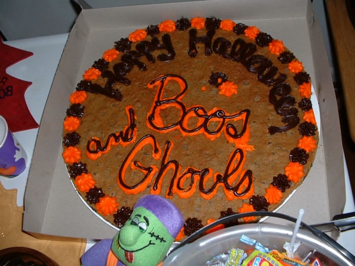 Giant cookies are always a great option instead of making a cake for a Halloween party, not for trick-or-treaters.