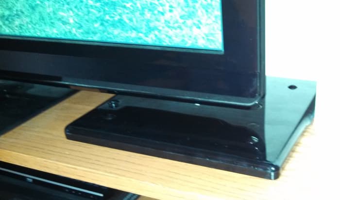 Installation of Indoor HDTV Antenna- Good Reception with Antenna Laying Flat Next to the TV