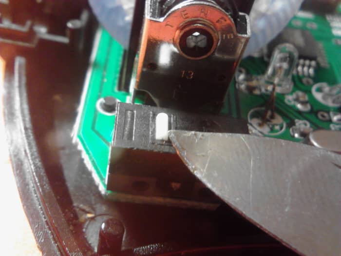 Plug in your mouse before putting it back together and test your click button for silence and functionality. Use the knife point to gently press on the white button. This should now register as a silent click!