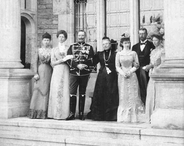 Victoria the Empress-widow of Germany and her children (from the left), in 1900: Princess Sofia, Princess Victoria, Kaiser Guillaume II, Empress-widow, Princess Charlotte, Prince Henry and Princess Margaret.