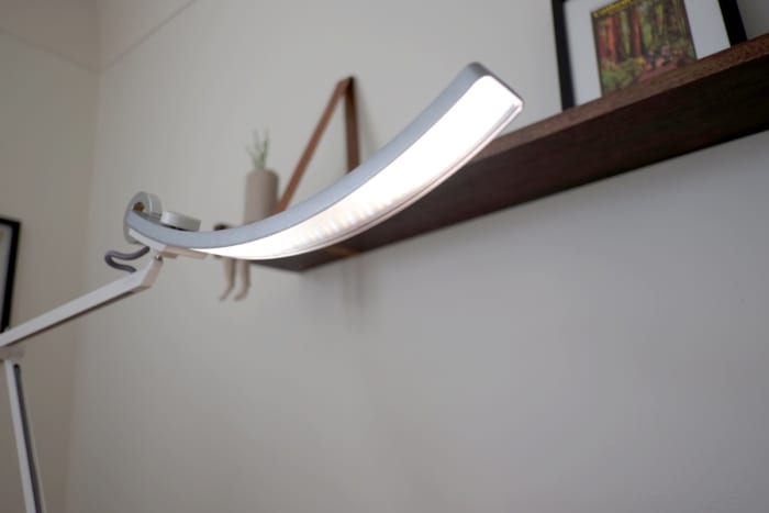 By having the diodes on the sides brighter than in the centre, the lamp can be positioned over your computer monitor without throwing glare onto the screen. Can you see it?