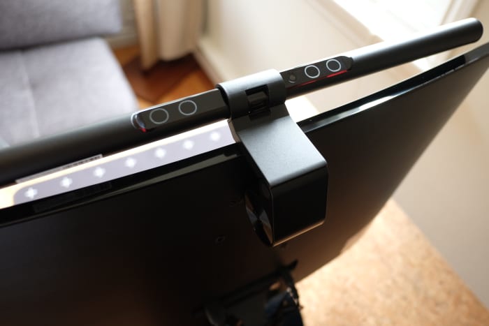 The touch controls for the ScreenBar make it a great LED desk lamp for minimalists. The functions are simple to master.