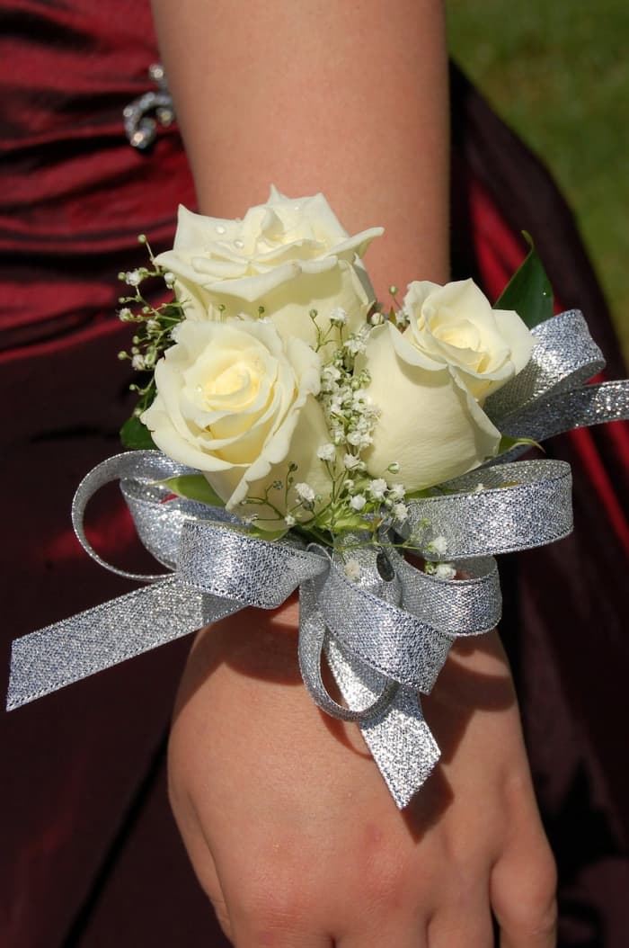 How to Make a Corsage With Real Flowers