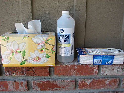 Use Rubbing Alcohol to Remove Acrylic Paint From Fabric