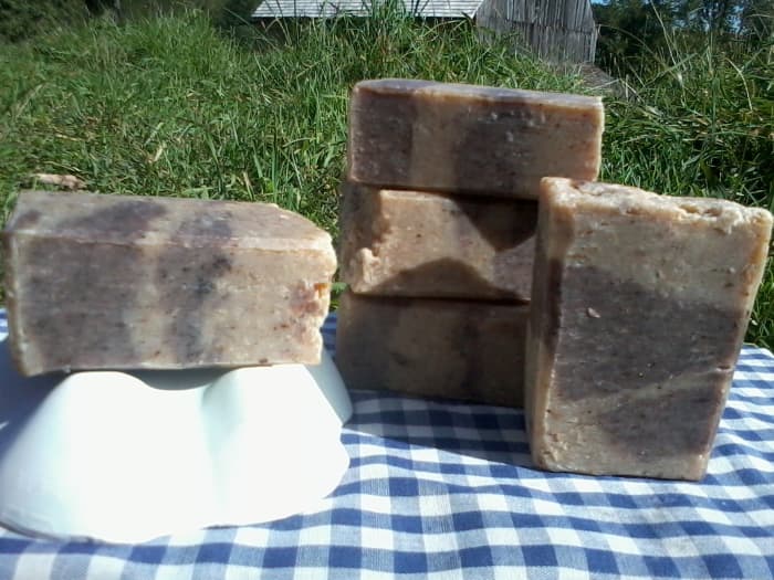 Turned out pretty nice! I was surprised at how the kelp powder colored the soap differently this time. It must be because I used more of it. And I was right about the marble affect being possible with hot process.