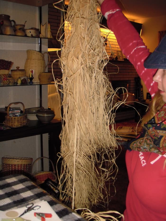 If working with raffia, pull a few threads off the hank, then wrap them around your fist to prevent them from tangling. Keep the raffia moist and supple as you work.