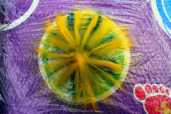 Place a second layer of fibers on the plastic wrap. Ensure that the fibers in the middle are put close together.