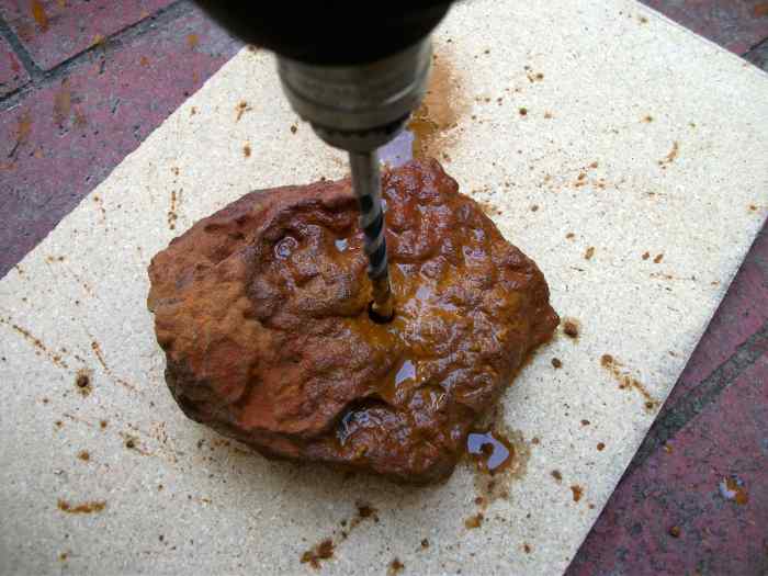 How to Make an Oil Lamp From a Rock