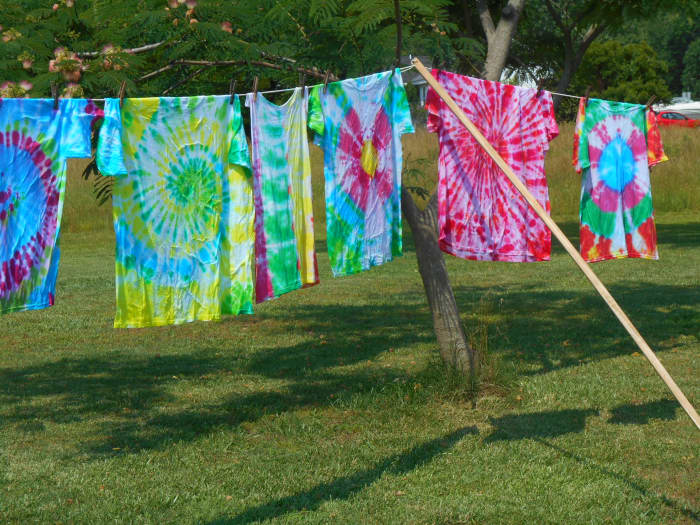 How to Tie-Dye T-Shirts With Kids: Patterns and Instructions - FeltMagnet