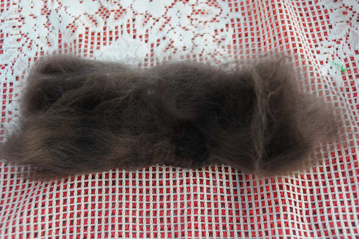 Wet the wool and bring up the curtain netting and cover with the curtain netting as shown below.