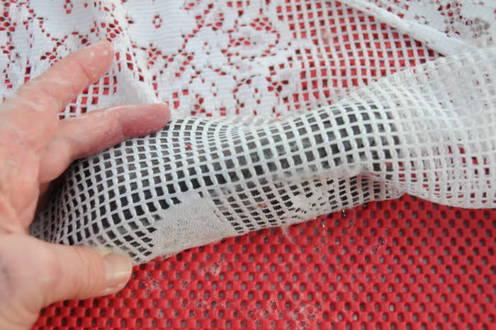 6. Press the fibers hard against the shoe last. Flatten and rub the top of the netting. Wet further if required.