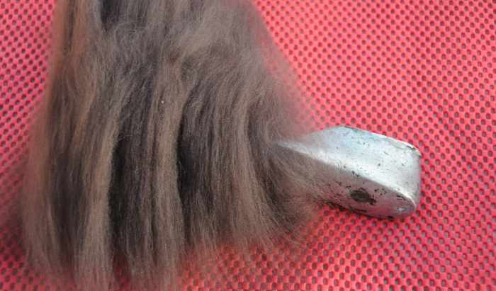 Put down four layers of merino wool fibers. Each layer should run in the opposite direction to the previous one.