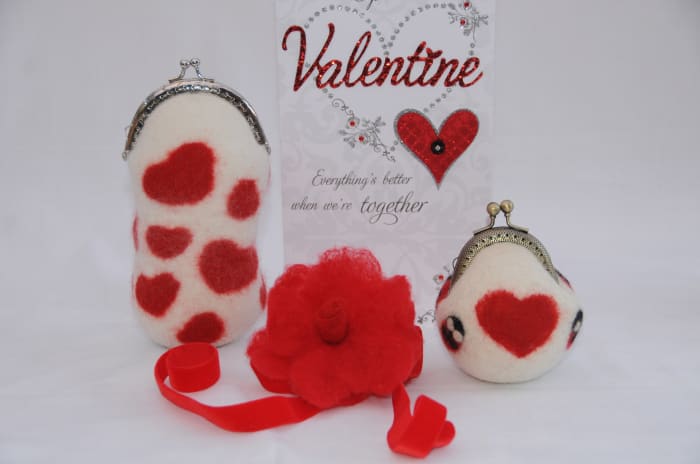 Here is the wet-felted and needle-felted spectacles/glasses case with the coin purse, both decorated with hearts and tiny ladybugs for Valentine's Day.
