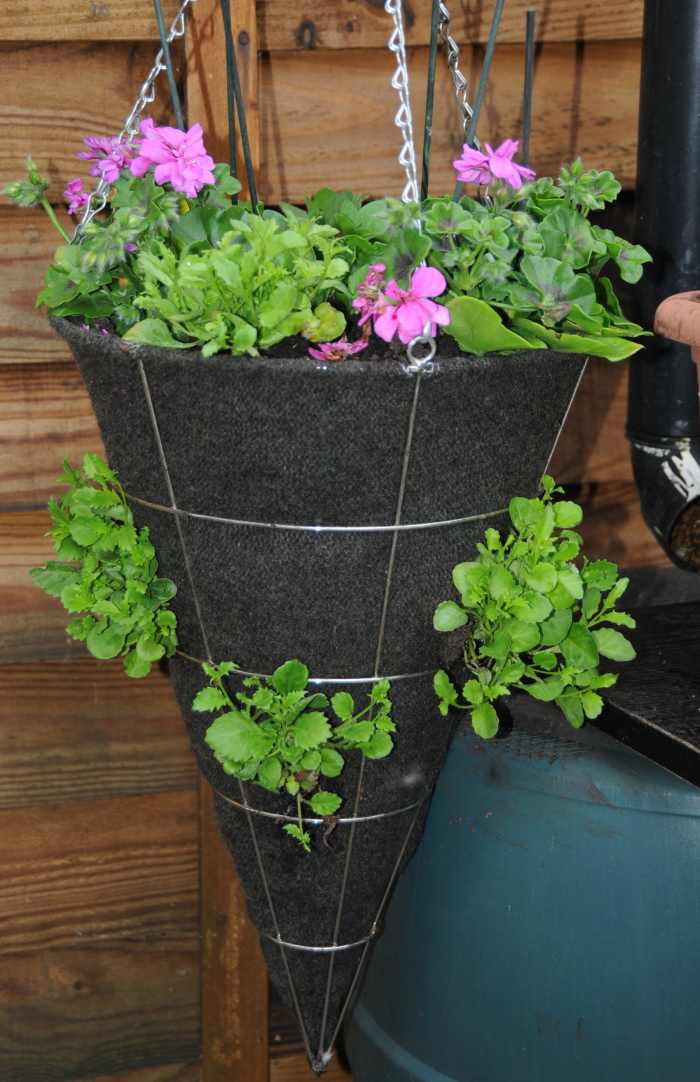 How to Make Hanging Basket Liners With Wool Sweaters