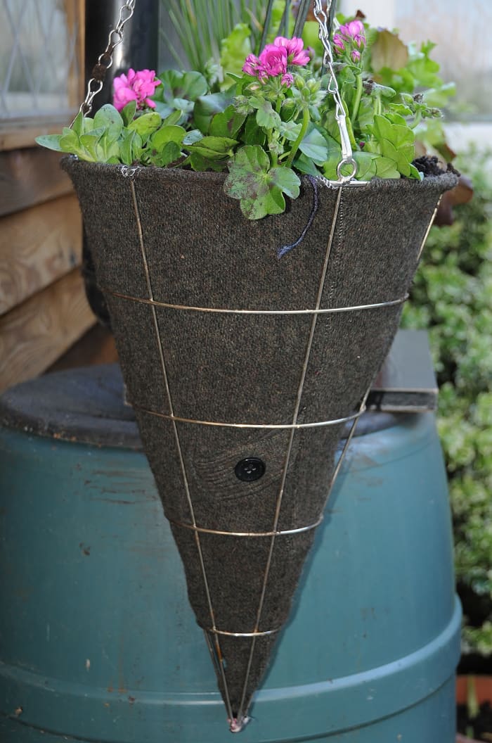 How to Make Hanging Basket Liners With Wool Sweaters